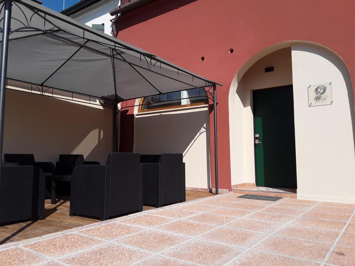 Red Lion Guest House Местре Екстериор снимка