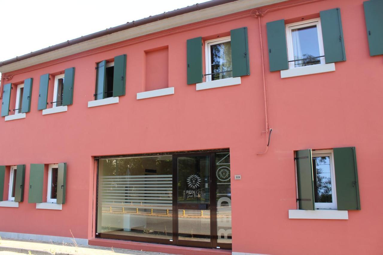 Red Lion Guest House Местре Екстериор снимка